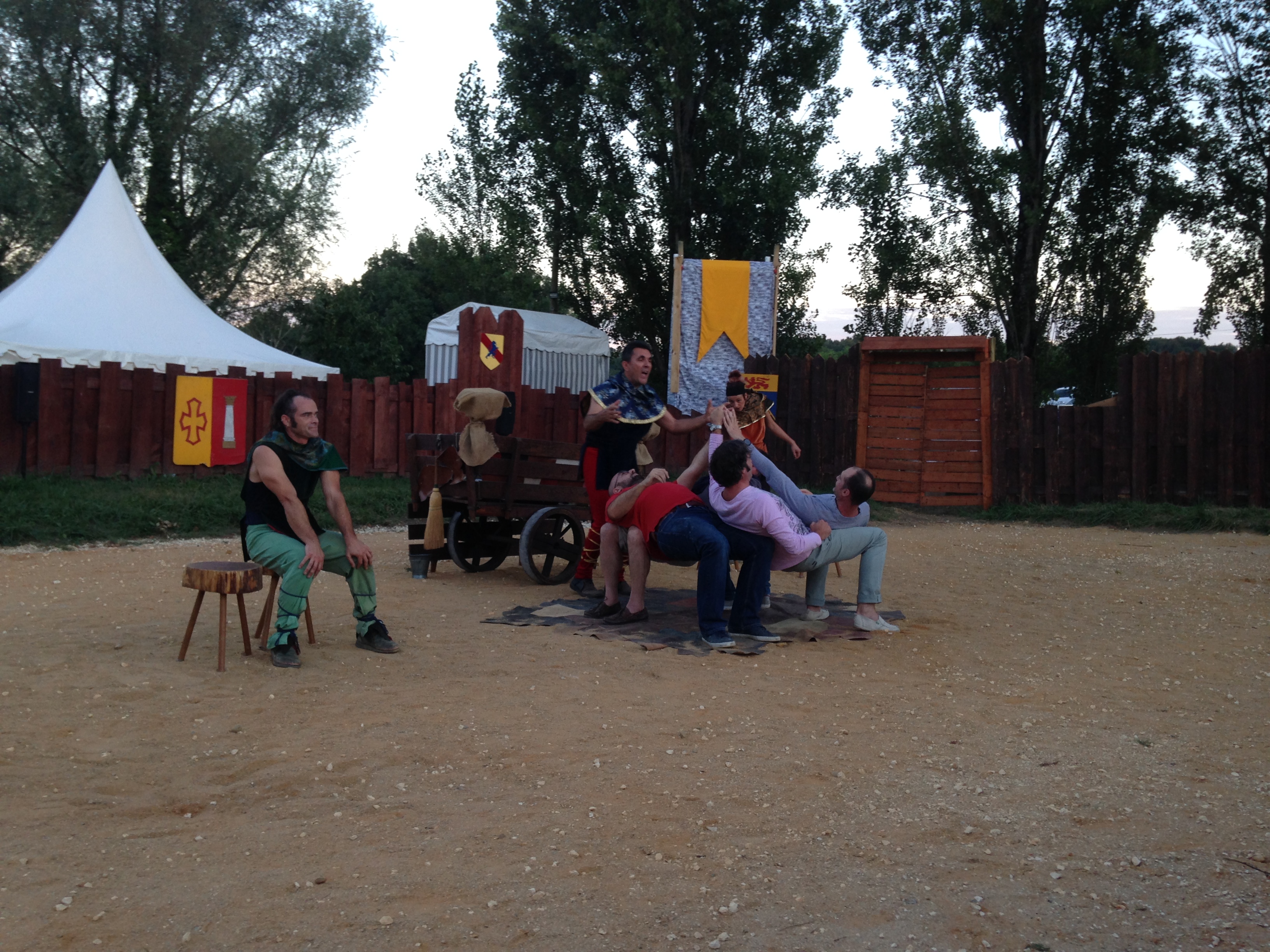 Quatre spectateurs assis sur des tabourets cirkonflex