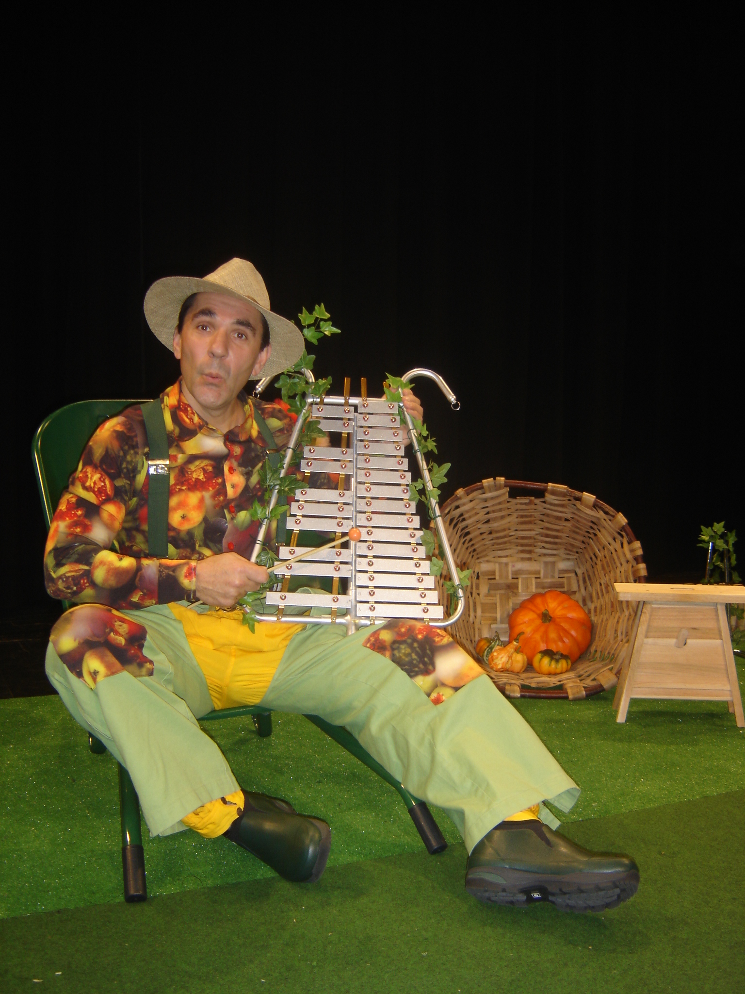 Un jardinier qui joue du xylophone cirkonflex