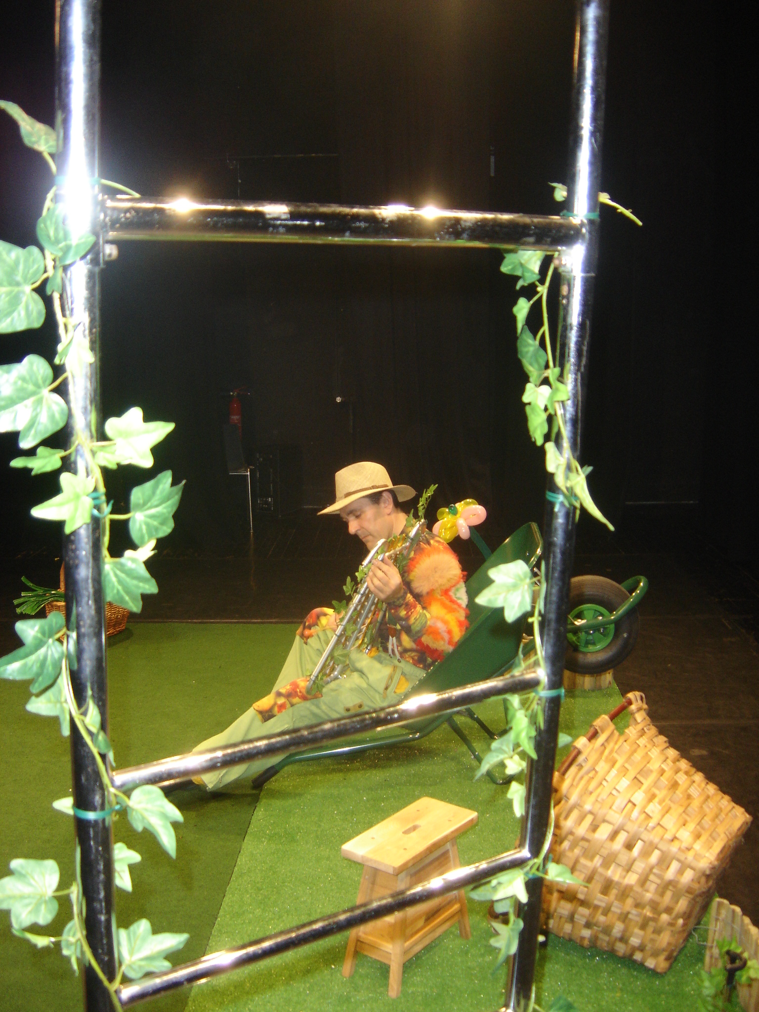 Un jardinier assis qui joue du xylophone cirkonflex