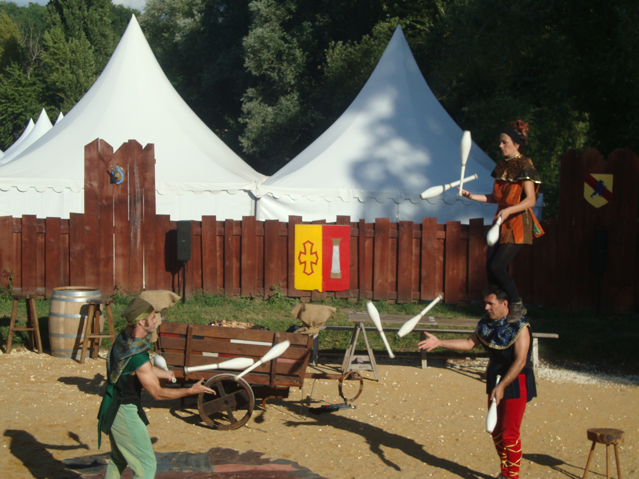 Trio de jongleurs médiévaux en passing cirkonflex