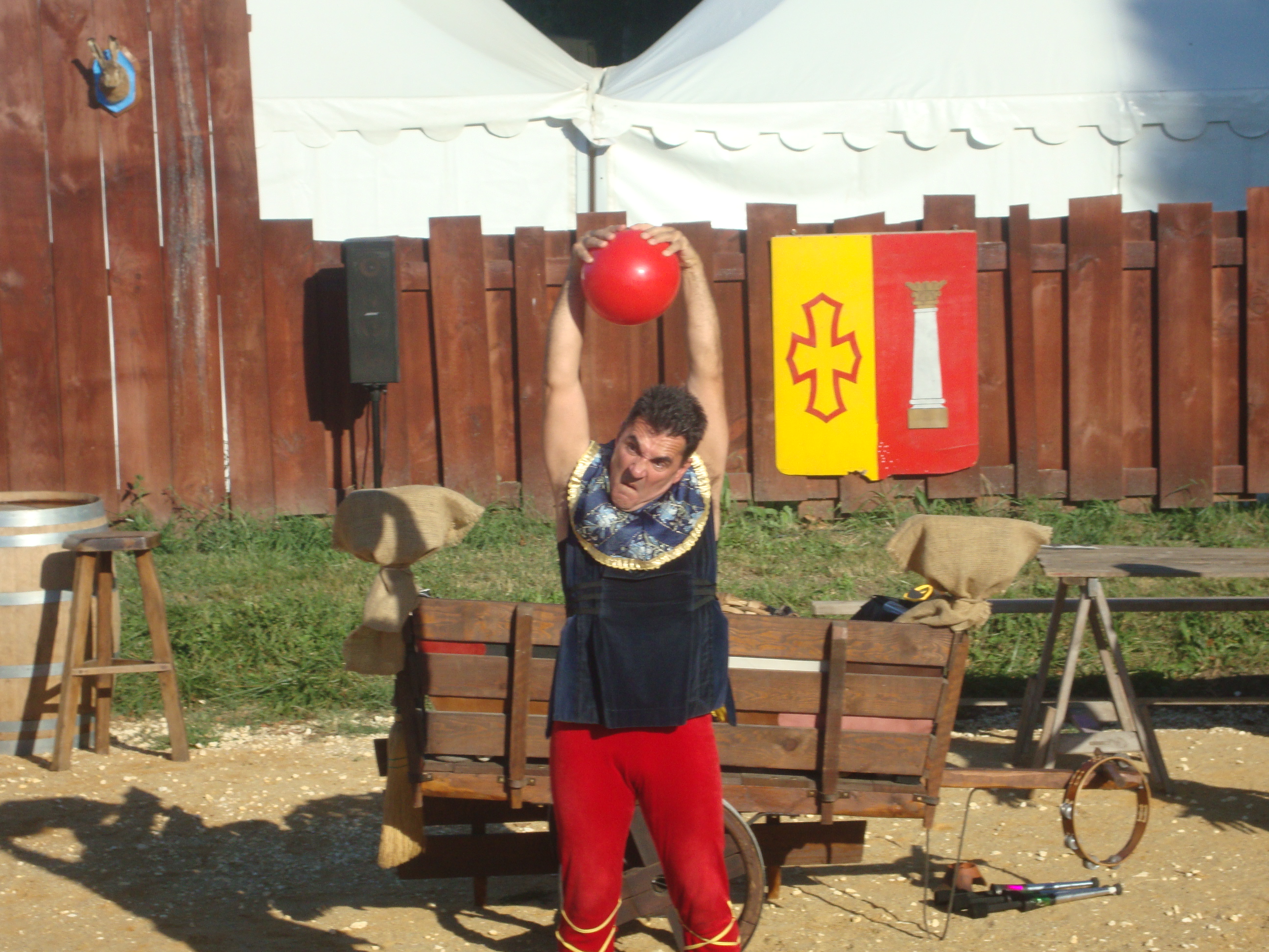 Pantomime médiévale avec un ballon cie cirkonflex