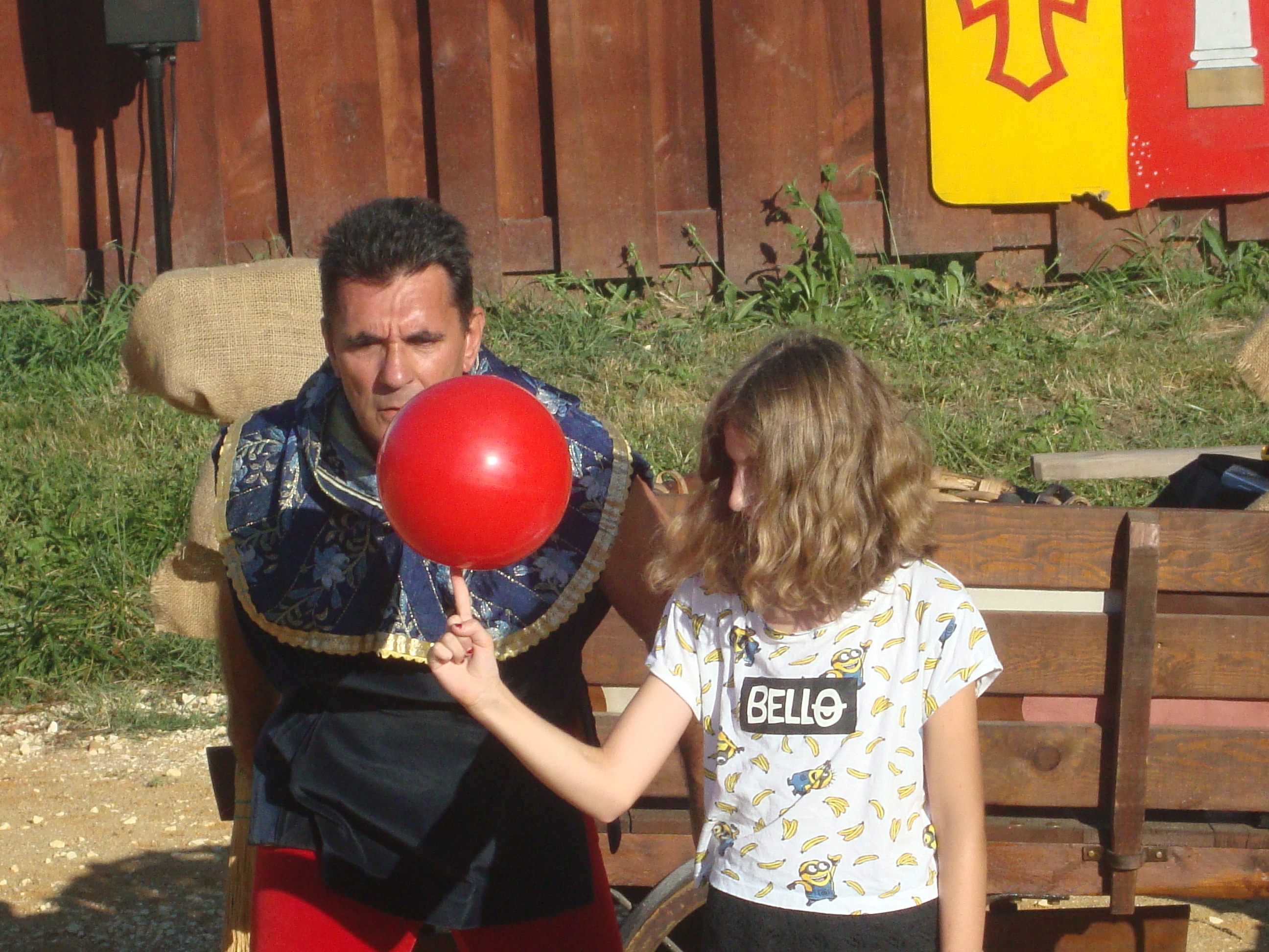 Jeune fille qui fait tourner un ballon sur doigt dans un spectacle médiéval cie cirkonflex